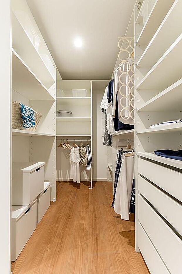 【【ウォークインクローゼット】】洋服やバッグなどをたっぷり収納可能なWICです。季節家電・スーツケースなどの嵩張るものも、すっきりと整理しておくことができます。住空間を広く活用可能です。/弊社施工例
