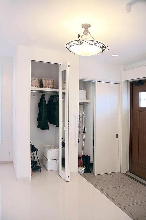 【【土間収納】】ゴルフバッグにベビーカー、雨の日の長靴など置き場に困る外で使用するものをしっかり収納できます。土間続きの収納は汚れも気にせずそのまましまえるので、手間もかかりません。/弊社施工例