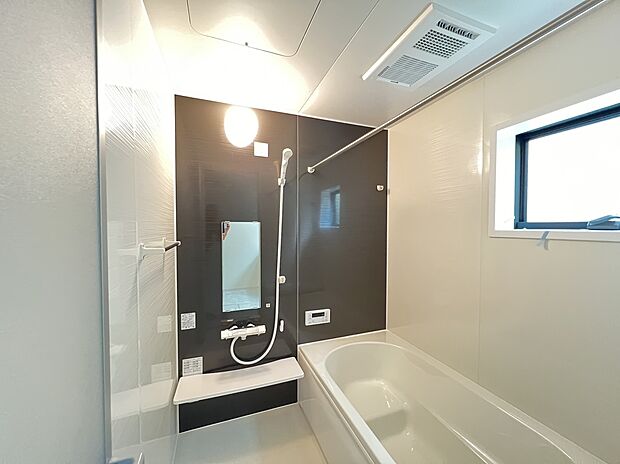 【バスルーム】のびのび入浴できるシステムバス
