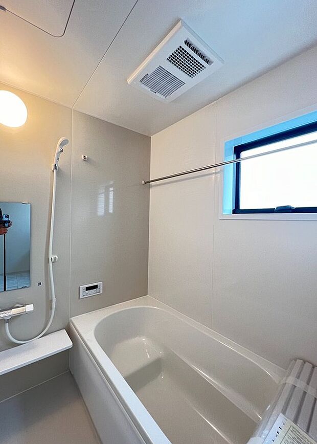 【1号棟 浴室】のびのび入浴できるシステムバス