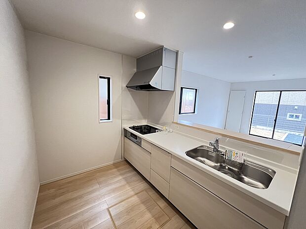 【キッチン】対面キッチンで家事の時間も会話を楽しめます