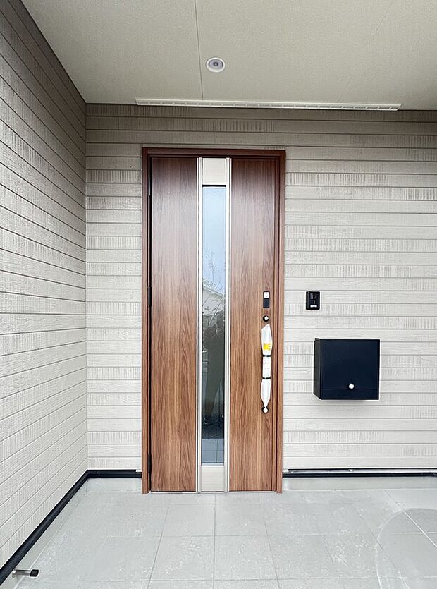 【玄関】屋根のある玄関で雨の日も安心