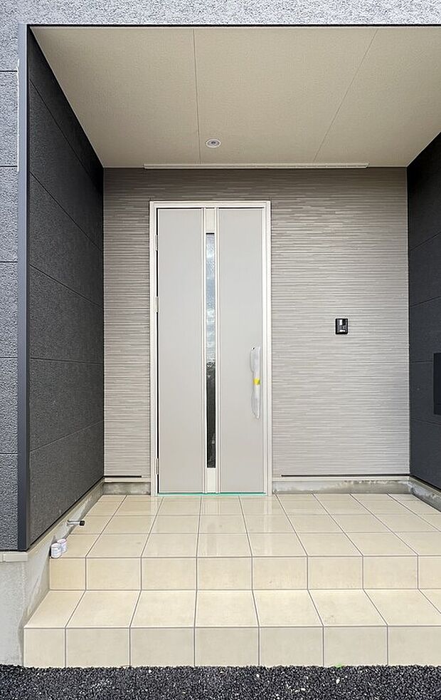 【玄関】スタイリッシュな玄関ドア