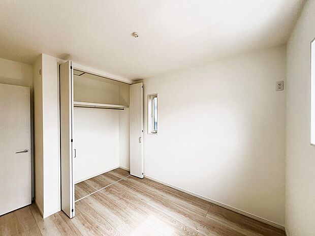 【洋室】お子様のお部屋にいかがでしょうか　クローゼット付き