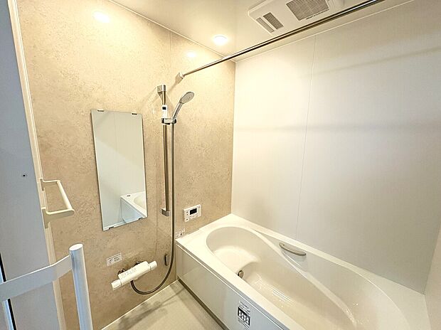 【バスルーム】のびのび入浴できるシステムバス