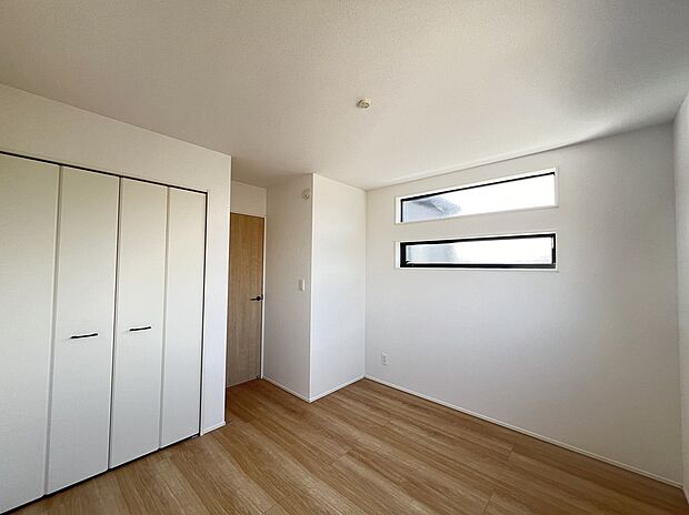 【洋室】ベッド＋デスクも配置可能な実用的な広さ