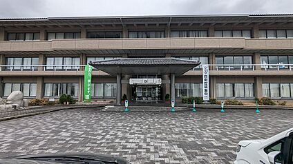 三宅町役場 889ｍ