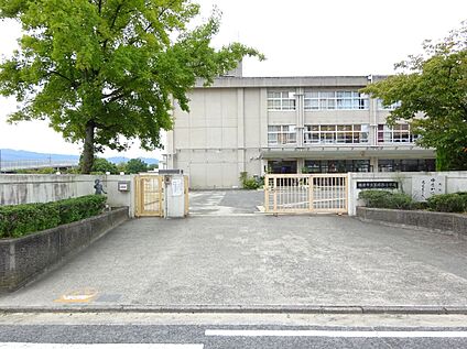 橿原市立耳成西小学校 923ｍ