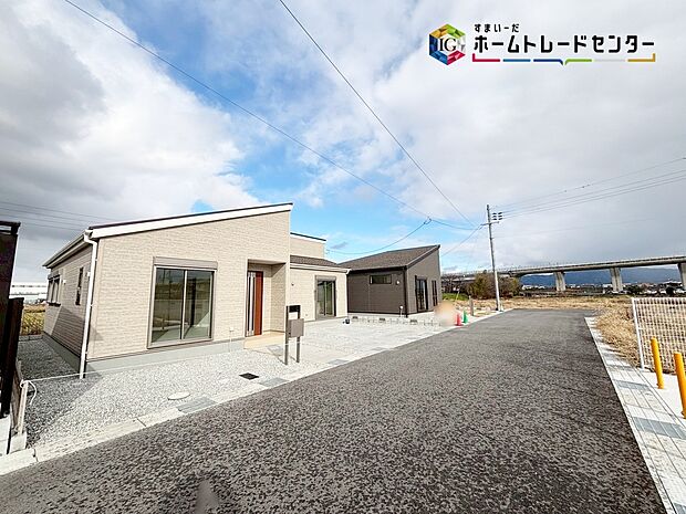 【前面道路含む現地外観】
休日にご家族揃ってご見学はいかがでしょうか♪実際の現地を見てみると図面などではわからない、新たな発見もありますのでまずはお気軽にお問い合わせください♪