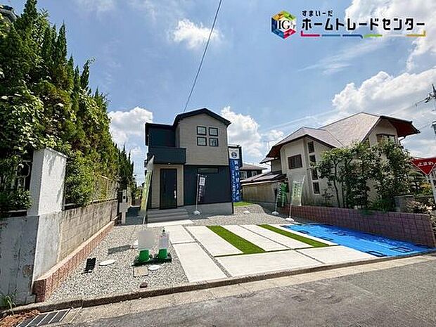 【現地外観写真】
一戸建ての大きなメリットは、「自分の土地」を自由に使えること。好きなペットとの暮らし、ガーデニングやＤＩＹ、車やバイクの手入れなど様々な趣味を楽しめます♪