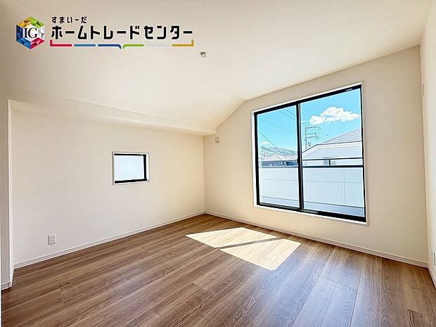 【居室】
2面採光を確保した明るい室内は、風通しも良く、大変居心地の良い空間となっております♪爽やかな風を感じて起きる朝は、快適生活の始まりに！