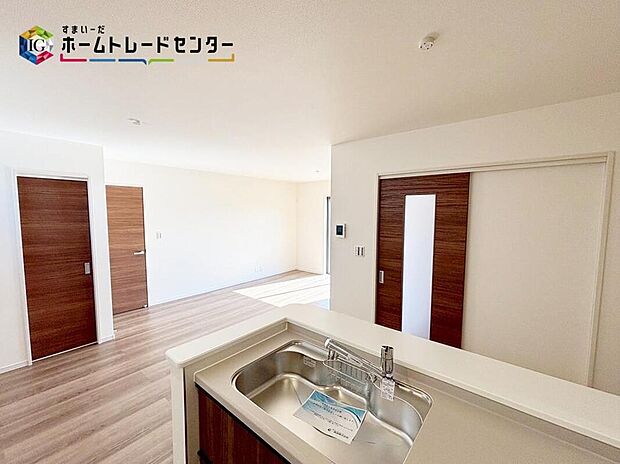 【キッチン】
対面式キッチンからは、リビングにいるご家族の様子が一目で分かります。小さいお子様がいても安心です♪