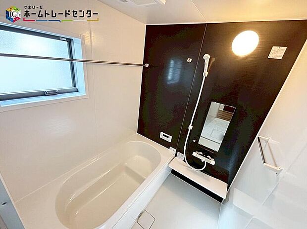 【浴室】
浴室は湿気がたまりやすく、換気扇だけではどうしてもカビが出やすいです。窓があるだけでお風呂のカビお掃除がラクラク♪