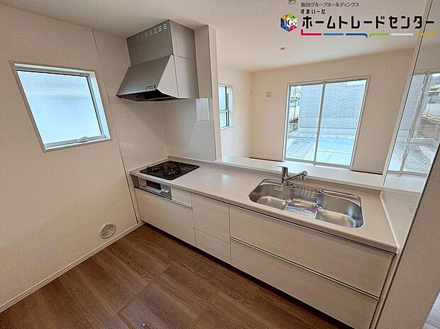 収納力豊富な爽やかなシステムキッチンを用意しております。床下収納もございますので、キッチンスペースをいつでもすっきりとお使い頂けそうです♪