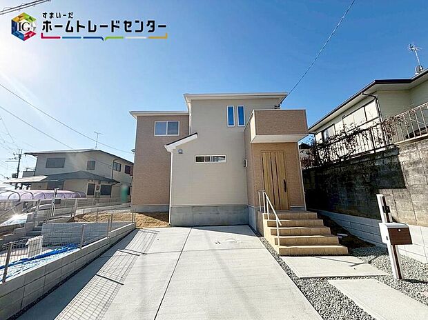 【外観】※1号棟
現地をご覧いただきながら、住まいの夢をお聞かせください♪充実の収納と機能性を兼ね揃えた見どころ満載の現地は毎週土日祝内覧会開催中!是非ご来場を♪ご連絡お待ちしております♪