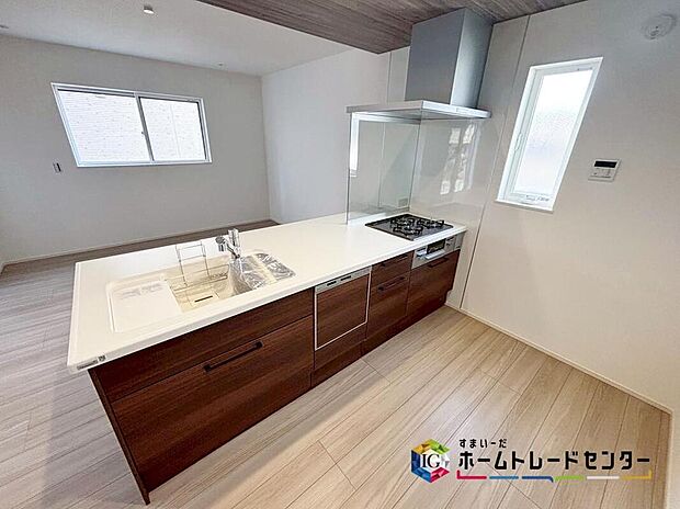 【ペニンシュラキッチン】
開放感のあるペニンシュラキッチンを採用をしております。キッチンスペースをいつでもすっきりとお使い頂けそうです♪