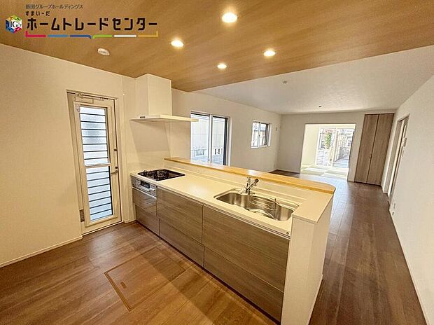 【キッチン】
収納力豊富な爽やかなシステムキッチンを用意しております。床下収納もございますので、キッチンスペースをいつでもすっきりとお使い頂けそうです。