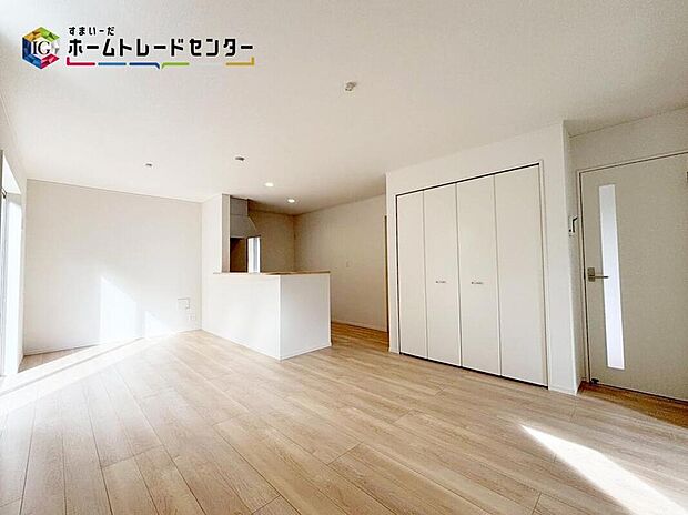 【リビング】
お陽さまの光をさわやかな風をたっぷりとりこめます。室内はいつも明るい印象なので気持ちの良い朝を迎えられます。毎日の生活も明るくなりそう。