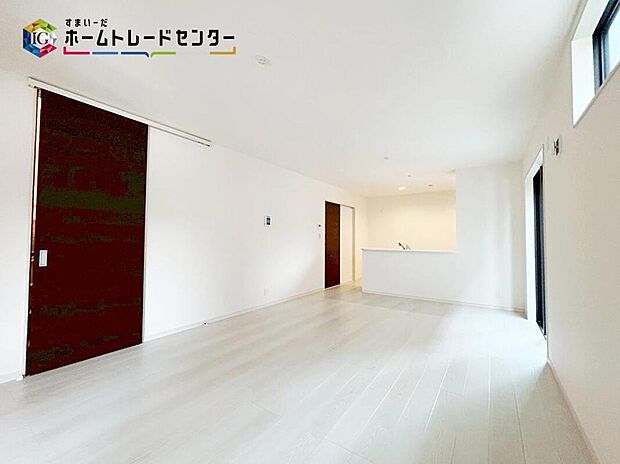 【リビング】
広々としたLDKに、自分好みのインテリアでレイアウト♪季節ごとに模様替えなども、楽しみの一つとなりそうです♪