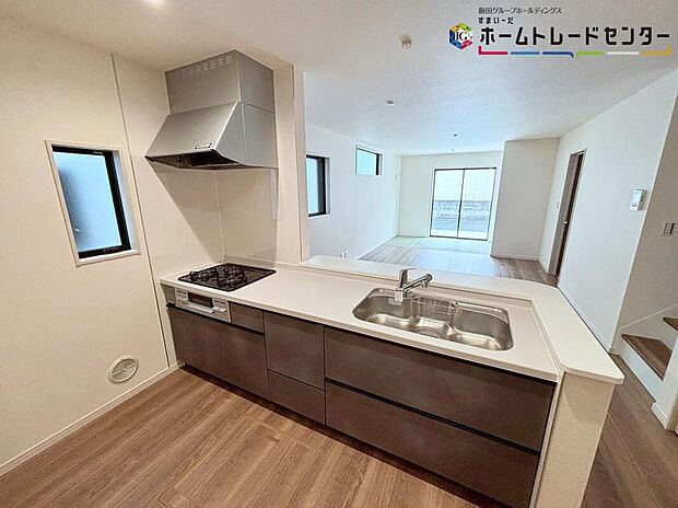 【キッチン】
窓付きで明るく爽やかなキッチンスペース。キッチン下の収納に加えて、床下収納と豊富な収納力もございます。見栄えもよく、いつでもすっきりとお使い頂けそうです♪