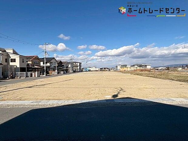 【現地外観写真】
資料送付・ご見学即対応！建物建築中ですが、同メーカー同等仕様、似ている間取りの建物室内をご案内可能です。ご不明点等、スタッフがしっかりと説明させていただきます。