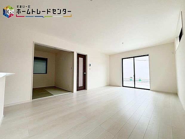 【リビング】
大きな窓のあるリビングは、陽光あふれる明るい空間です♪居心地良く、ご家族皆がゆったり寛げる憩いの空間となりそうです♪