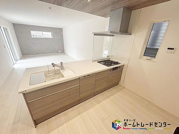 【キッチン】
収納力豊富な爽やかなシステムキッチンを用意しております。床下収納もございますので、キッチンスペースをいつでもすっきりとお使い頂けそうです。