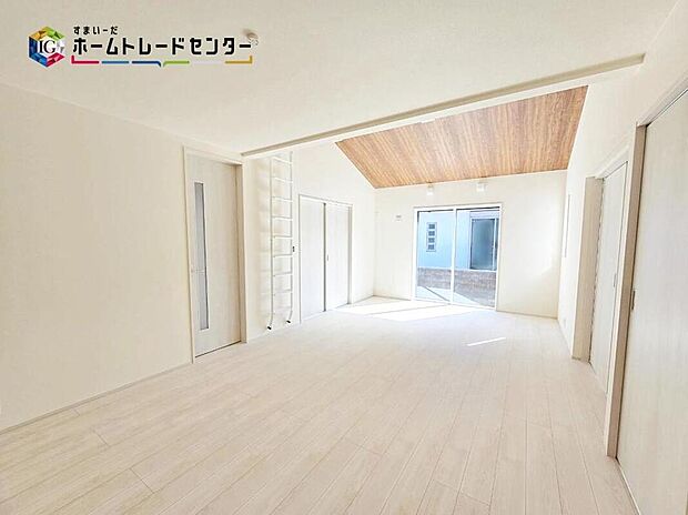 【リビング】
広々としたLDKに、自分好みのインテリアでレイアウト♪季節ごとに模様替えなども、楽しみの一つとなりそうです♪