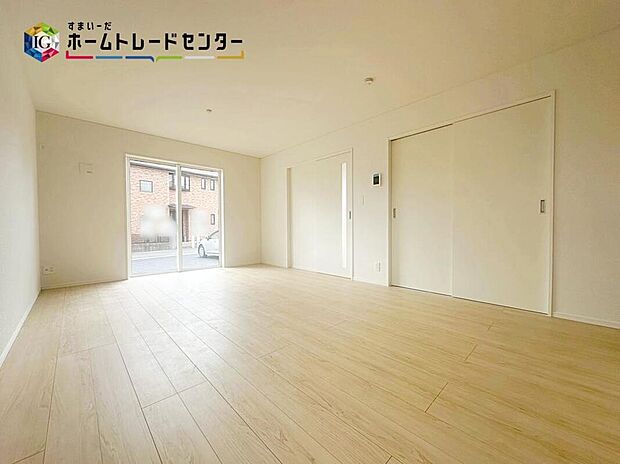 【リビング】
採光良好なリビングは、ご家族の憩いの空間。居心地の良い快適な安らぎの場所にもなりそうです♪