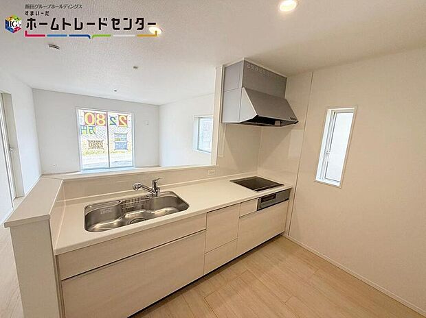 【キッチン】
大容量の収納スペースは取り出しやすくしまいやすいスライドタイプ、大きな鍋などもラクに取り出せます♪