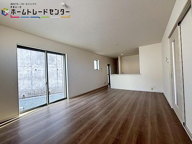 【リビング】
家族の食事や団らんのほか、お子様を遊ばせたり友人を招いたりするＬＤＫは住まいの中心♪毎日大切な家族とコミュニケーションがとれる家族思いの間取りを作りました♪