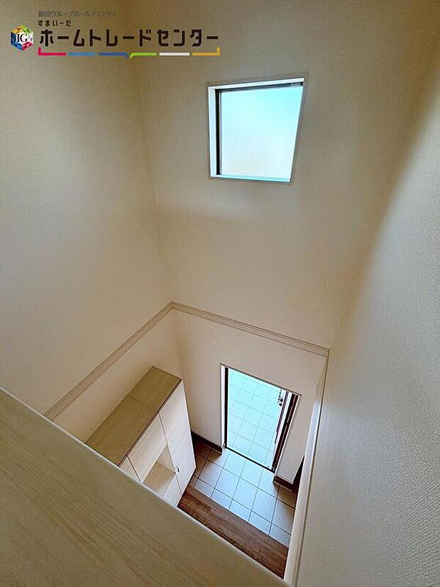 【吹き抜けの玄関】※4号棟
玄関には吹き抜けを採用しており、天井も高く開放感があります。窓から入る日差しが温かく迎え入れてくれます♪