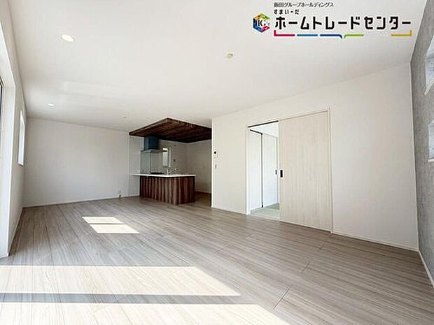 【リビング】
広々としたLDKに、自分好みのインテリアでレイアウト。季節ごとに模様替えなども、楽しみの一つとなりそうです♪