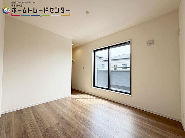 【居室】
充分な広さの収納を備え、採光良好な洋室は、快適空間。プライベートの時間もゆったりお寛ぎ頂けそうです♪