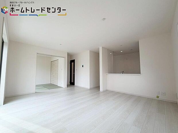 【リビング】
広々としたLDKに、自分好みのインテリアでレイアウト。季節ごとに模様替えなども、楽しみの一つとなりそうです♪