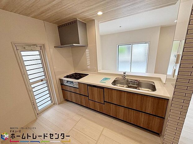 【キッチン】
対面式キッチンですので、お食事の準備をしながらご家族との会話を楽しめます♪お料理をしながら「今日どんなことがあったの？」も楽しみの一つです♪