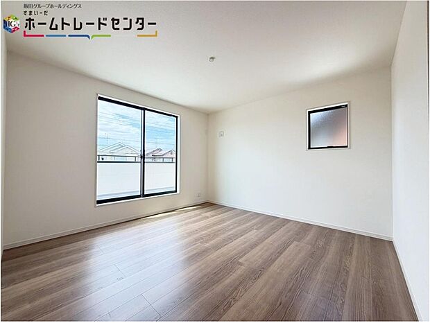 【居室】
穏やかな光が差し込む室内には、穏やかな時間が流れます♪休日には、落ち着いた空間で自分の趣味を楽しむのはいかがですか♪
