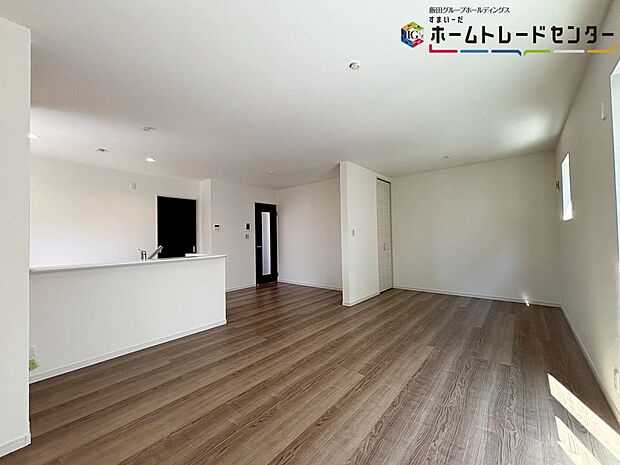 【リビング】
大きな窓のあるリビングは、陽光あふれる明るい空間です♪居心地良く、ご家族皆がゆったり寛げる憩いの空間となりそうです♪