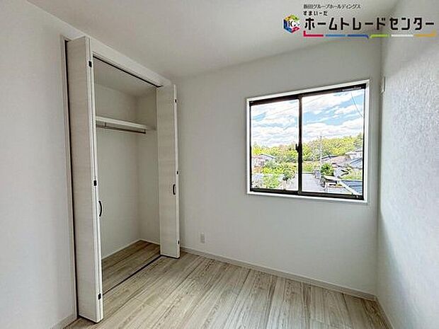 【収納】
全居室に収納を完備しておりますので、いつでもお部屋をすっきりとお使い頂けそうです。自分好みのインテリアやレイアウトを考えるのも楽しみです。