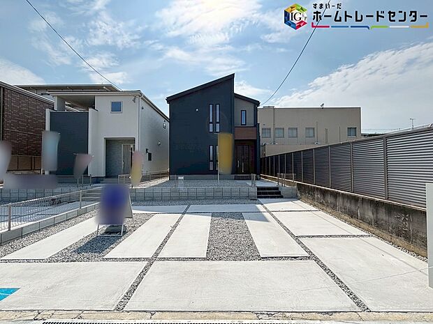 【現地外観写真】※1号棟
カースペース2台分ご用意ございます♪ご家族分の自転車を駐輪したり、来客用の駐車スペースとしてもお使いいただけます♪花や緑で彩るガーデニングもオススメです♪