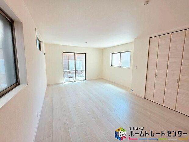 【リビング】大きな窓のあるリビングは、陽光あふれる明るい空間です。居心地良く、ご家族皆がゆったり寛げる憩いの空間となりそうです♪