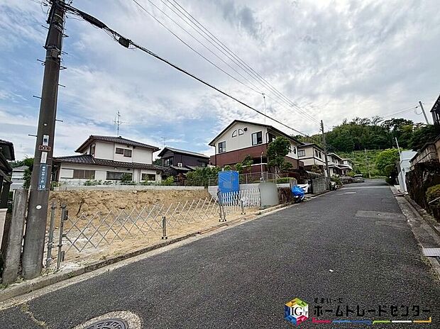 【前面道路含む現地写真】
周辺は交通量の少ない生活道路なので小さなお子様がいても安心です♪これだけではない魅力が、現地できっと見つかる！お問合せをお待ちしております♪