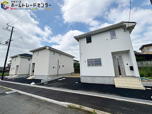 【現地外観全体写真】
カースペースが2台分ございますので、家族分の自転車を駐輪したり、急な来客用の駐車スペースとしてもお使いいただけます。