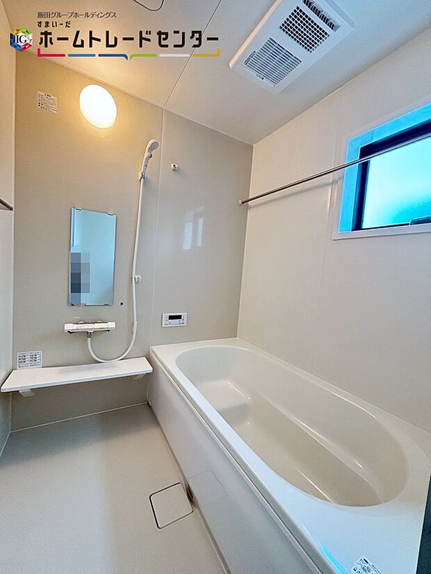 【浴室】毎日の疲れを癒す浴室は1坪タイプです。足を伸ばしてゆっくりとくつろげます。
窓付きのバスルームは、明るく換気環境も良好。日中の入浴も気持ちよくお使い頂けそうです。