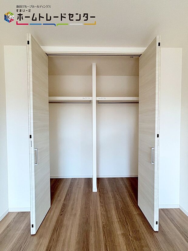 【クローゼット】全居室に収納を完備しておりますので、いつでもお部屋をすっきりとお使い頂けそうです。自分好みのインテリアやレイアウトを考えるのも楽しみです。