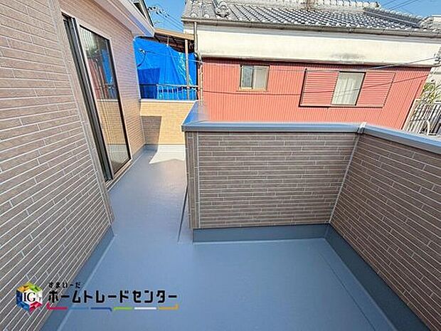 【バルコニー】広々としたバルコニーならシーツなど大きな洗濯物もらくらく干せます。観葉植物を置いたり、料理に使えるハーブを育てたり、ガーデンニングを楽しむスペースも十分♪