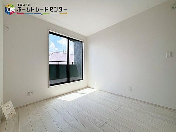 【【居室】】バルコニーに面した約7帖の主寝室には、大きな窓を用意しております。暖かい日差し差し込む快適空間となっております。