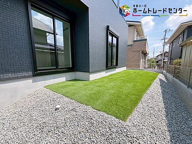 【【建物南側の庭】】陽光たっぷり降りそそぐ南庭を備えた理想のお住まいです。お子様の遊び場や趣味のガーデニングなど、ライフスタイルに合わせていろいろとお楽しみ頂けそうです。
