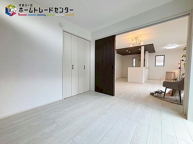 【リビング以外の居室】２WAYに使える続き間。戸を開ければリビングと一体に。閉じれば独立した洋室に。お客様の宿泊にも対応できる頼もしい空間です。