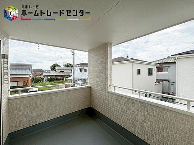 【【バルコニー】】南側に設置されたインナーバルコニー♪外出中の急な雨にも安心です♪2居室から出られるのは便利です♪